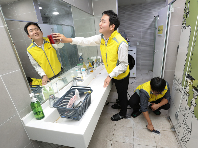 동서식품 직원들이 제작한 지원 물품을 전달하고 있다. 동서식품 제공