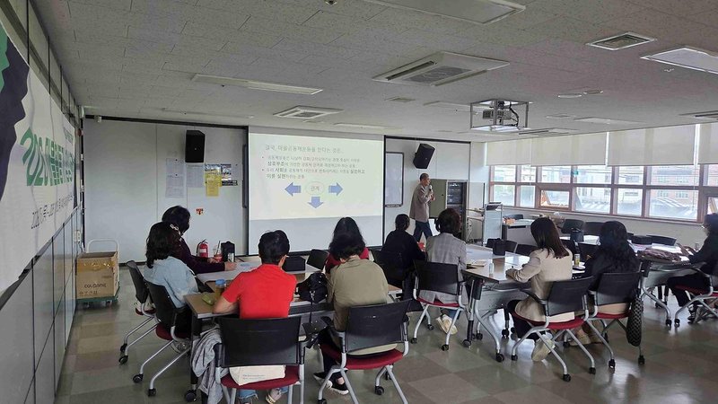남동구 마을활동가 양성 교육 첫 강의에서 참석자들이 강사의 설명을 듣고 있다.