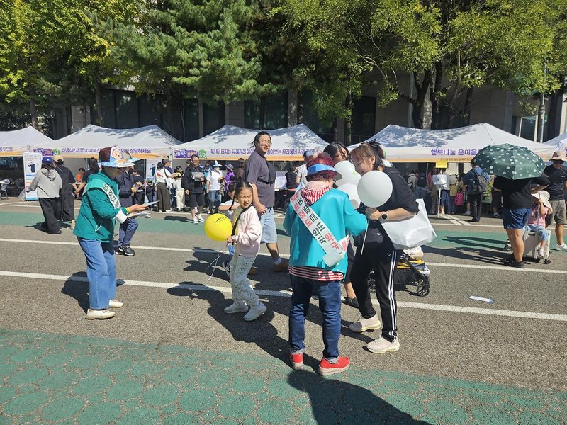 남동복지한마당에서 사업단 어르신들이 재활용품 분리배출 홍보 활동을 하고 있다.
