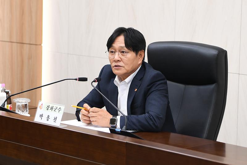 강화군이 군청 영상회의실에서 관내 건설업체 관계자들과 지역건설산업 활성화 간담회를 열고 있다.