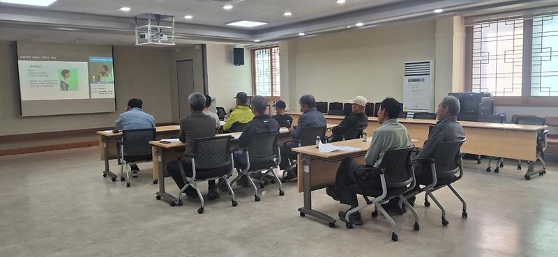 강화읍이 읍사무소에서 클린농촌반 참여자를 대상으로 안전교육과 사업 설명회를 진행하고 있다.