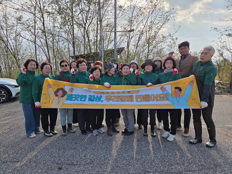 강화군 길상면 새마을부녀회원들이 해안 도로변에서 환경정화 활동을 하고 있다.