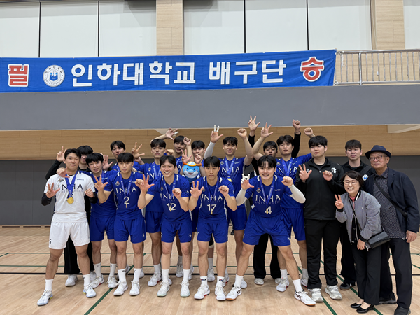 배구부 학생들이 전국체전 우승 후 기념사진을 촬영하고 있다.
