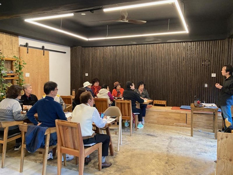 부개1동 지역사회보장협의체가 마련한 차 문화강좌(티 클래스)에서 1인 가구 참여자들이 차를 체험하고 있다.