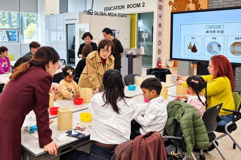 IFEZ 글로벌센터에서 외국인 가족 참가자들이 글로벌 패밀리 프로그램에 참여하고 있다.
