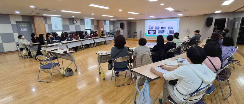 동춘1동 통장자율회 소속 통장들이 찾아가는 자원순환교실에서 분리배출 교육을 받고 있다.
