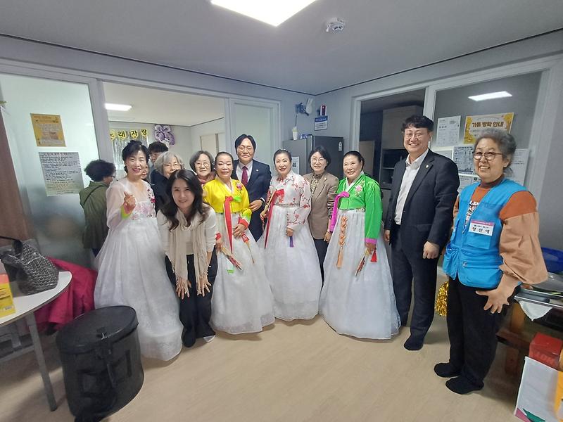 한복을 맞춰 입은 경기민요 동아리 회원들이 어르신 앞에서 무료 공연을 펼치고 있다.