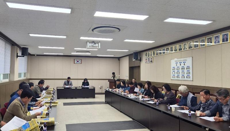 불은면 주민자치위원회 위원들이 정례 회의에서 동네 안내자 매칭 프로그램 교육을 받고 있다.
