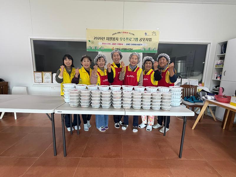 교동면 자원봉사상담가 회원들이 홀몸 어르신 가정을 찾아 직접 만든 음식을 전달하고 있다.