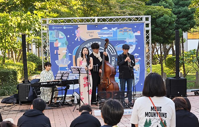 동양도서관 ‘2026 요기조기 음악회’에서 공연이 진행되고 있다.