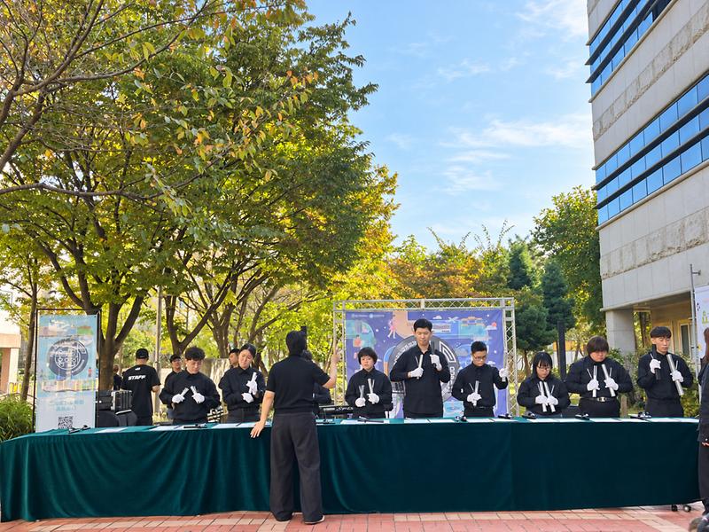 동양도서관 ‘2026 요기조기 음악회’ 무대를 관객들이 지켜보고 있다.