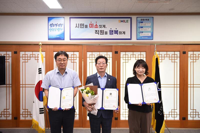 인천시설공단이 ‘2026 대한민국 저탄소·AI 안전관리·ESG 대상’에서 3개 부문 대상을 받은 뒤 기념 촬영을 하고 있다.