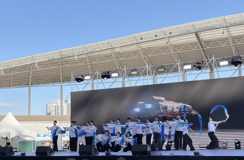 청소년뮤지컬단 단원들이 개막식 축하 무대에 올라 노래와 안무를 선보이고 있다. 인천시교육청 제공