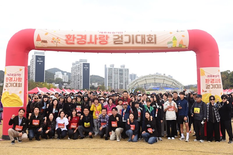 제8회 승기천 환경 사랑 걷기대회에 참가한 구민들이 한마음공원 일대에서 행사를 즐기고 있다.