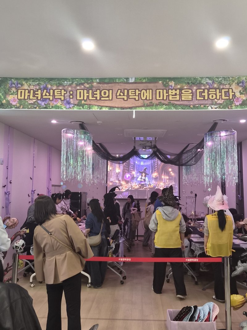 영종하늘누리센터 일원에서 열린 가족축제 ‘영종섬띵’에서 가족 단위 참가자들이 체험 부스를 즐기고 있다.