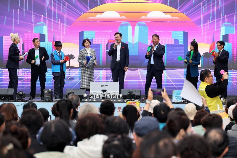 ‘2026 주민자치 한마당’에서 주민들이 체험 프로그램에 참여하고 있다.