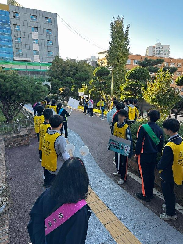 아동 금연서포터즈 학생들이 통학로에서 흡연 예방 피켓을 들고 등교하는 학생들에게 금연 메시지를 전하고 있다.