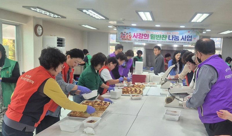 논현1동 주민자치회와 자생단체 회원들이 취약계층에 전달할 밑반찬 나눔 봉사활동을 하고 있다.