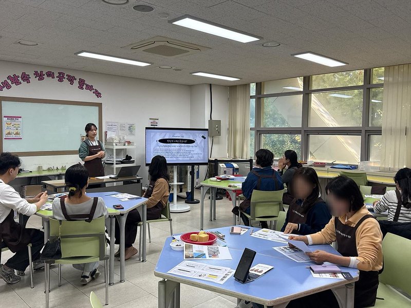부평구청소년수련관 창의공작플라자에서 열린 ‘창공오픈데이-교사편’에서 교사들이 체험활동을 하고 있다.