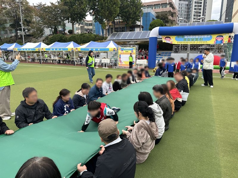 지역아동센터 연합 체육대회에 참가한 아동과 종사자들이 미추홀구청 축구장에 모여 있다. 미추홀구 제공