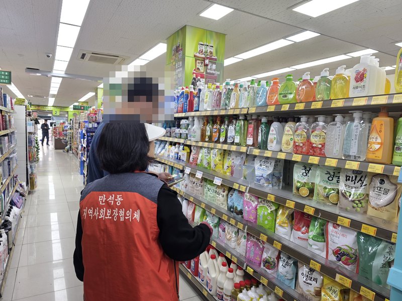 제물포구 만석동 지역사회보장협의체 위원들이 발달장애인 참여자와 함께 장보기 사업을 진행하고 있다.