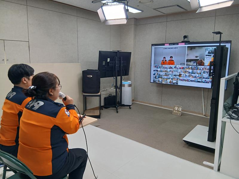 헬스케어 경로당에서 어르신들이 화면으로 연결된 소방관의 소방안전교육을 듣고 있다.