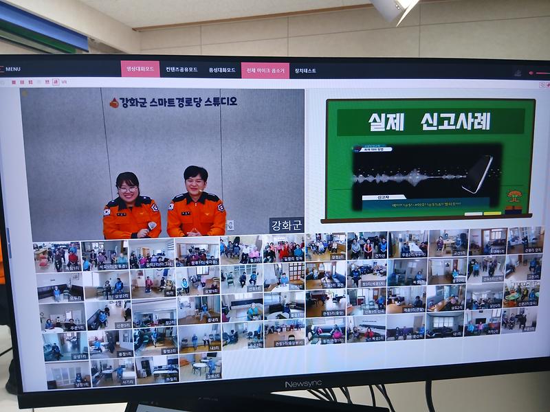 헬스케어 경로당 스튜디오에서 소방관이 양방향 화상시스템으로 어르신들에게 교육하고 있다.