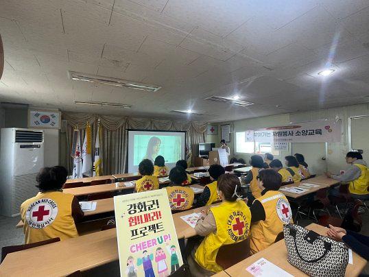 자원봉사자들이 기본 소양 교육에서 강의를 듣고 있다.