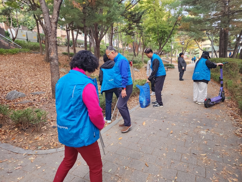 연수1동 주민자치회와 함박마루사람들 참여자들이 마을 환경정비 활동을 하고 있다.