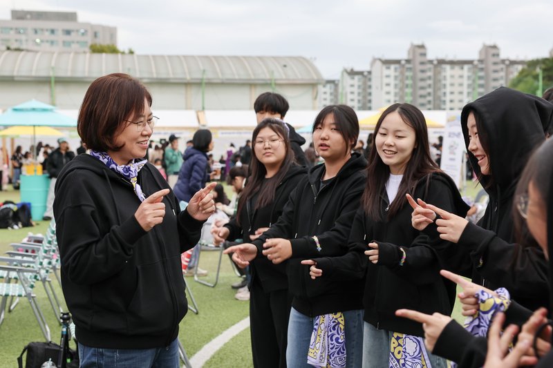 청소년문화제에서 청소년참여위원회 위원들과 함께한 손화정 영종구청장