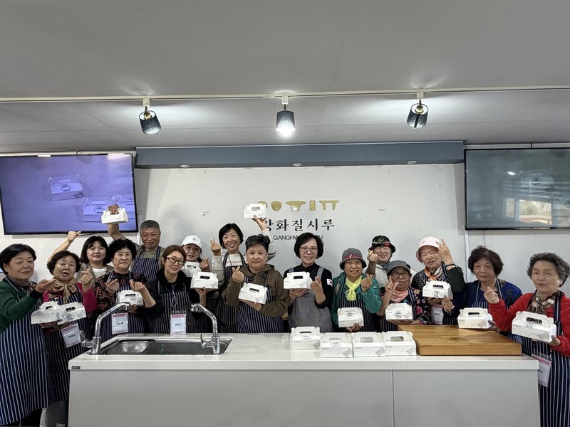 성인문해교실 참여자들이 강화도에서 문화 체험 나들이를 하고 있다.
