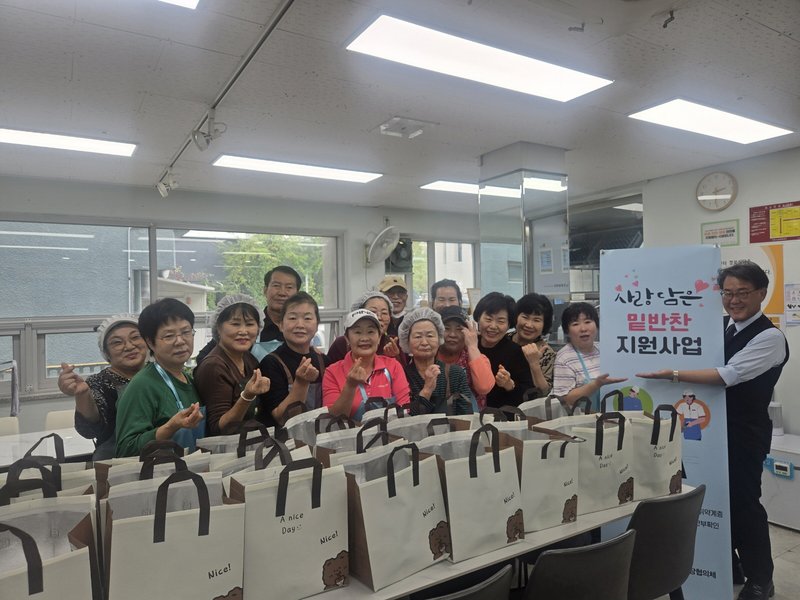 주안5동 지역사회보장협의체 위원들이 밑반찬 지원사업을 위해 음식을 준비하고 있다. 미추홀구 제공