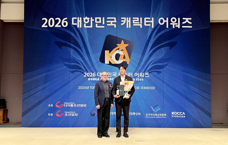 인천시 대표 캐릭터 ‘등대를 사랑하는 점박이물범 친구들’이 대한민국 캐릭터 어워즈 대상을 받은 뒤 찍은 수상 기념 사진