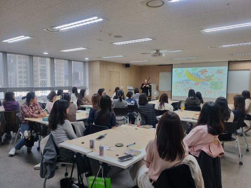 인천시교육청이 운영한 유치원 교사 대상 ‘AI 시대, 놀이 렌즈로 놀이 읽기’ 연수 현장. 인천시교육청 제공