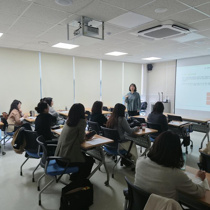 부평구청소년상담복지센터가 교육지원단을 대상으로 청소년 디지털 성범죄 예방 보수교육을 진행하고 있다.