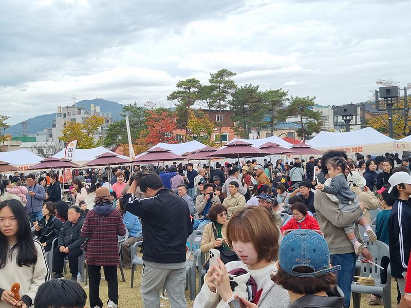강화 용흥궁공원에서 열린 제2회 세계음식문화축제에서 지역주민이 행사에 참여하고 있다.