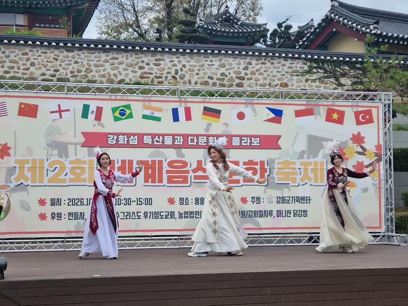 세계음식문화축제 음식 부스에서 방문객이 각국 대표 음식을 맛보고 있다.