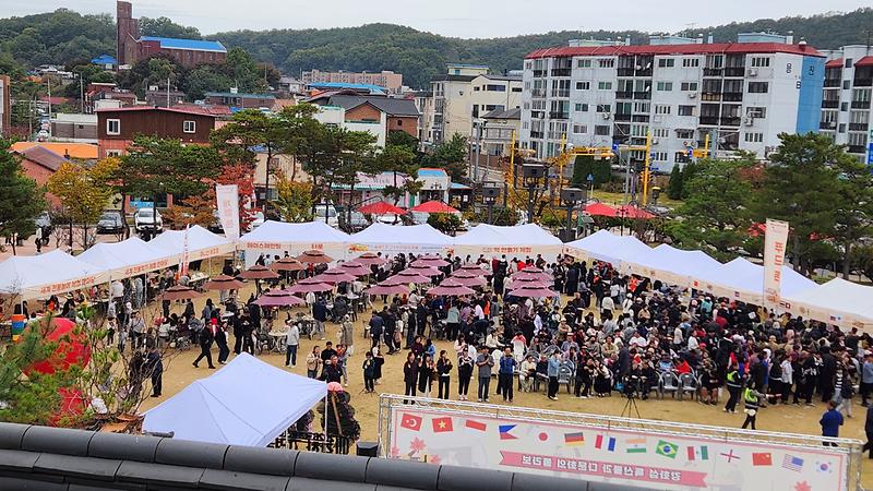 세계음식문화축제 문화체험 부스에서 가족 단위 방문객이 프로그램을 즐기고 있다.