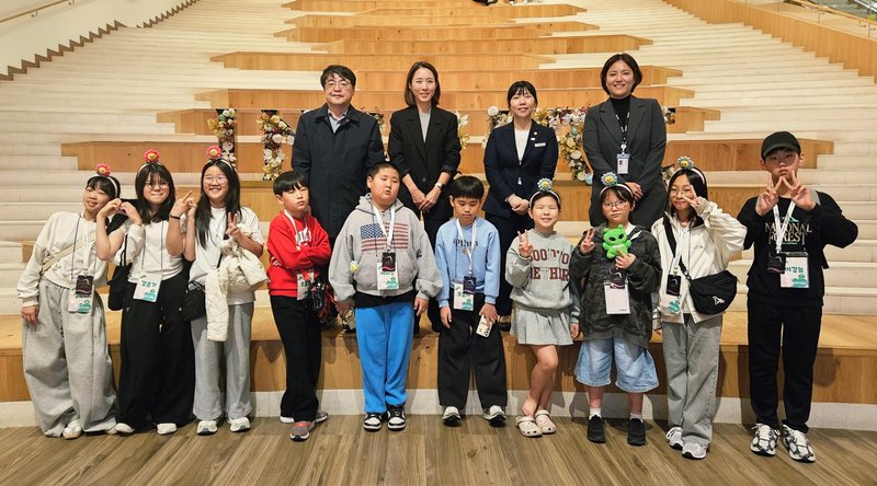 ‘꿈을 향한 백스테이지 투어, 드림 × 인스파이어 클래스’에 참여한 아동들의 체험 장면