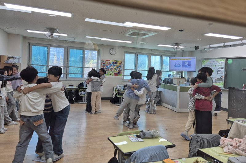 학생들이 ‘2026년 찾아가는 어린이 환경교육’에 참여해 체험활동을 하고 있다.