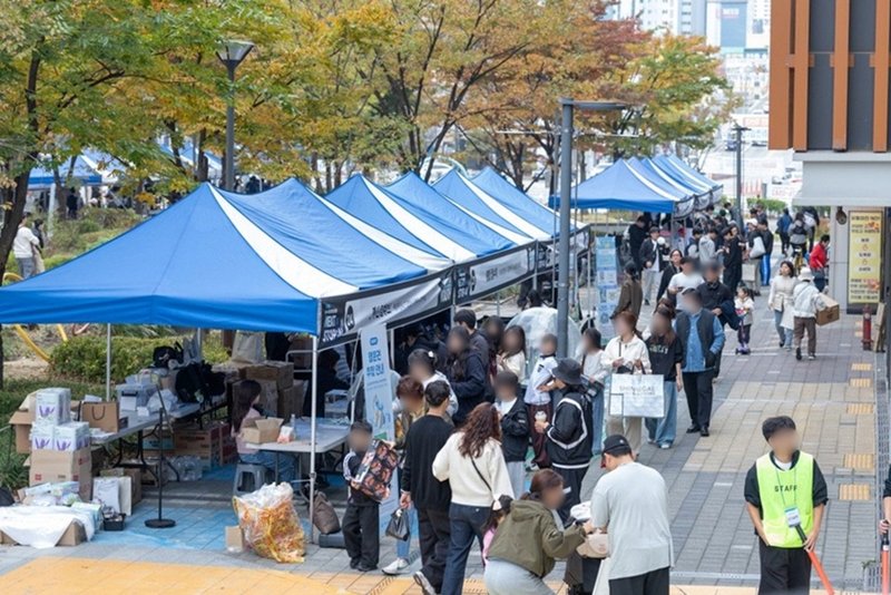 앨리웨이 인천 쑥골광장에서 열린 AI·4차 산업 축제에서 청소년들이 체험 부스를 이용하고 있다. 미추홀구 제공