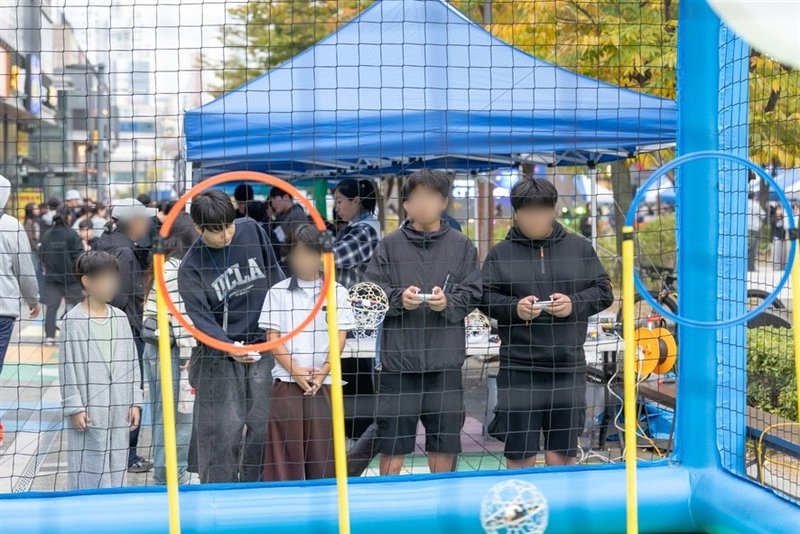 AI·4차 산업 축제 현장에서 청소년들이 기술 체험 프로그램에 참여하고 있다. 미추홀구 제공