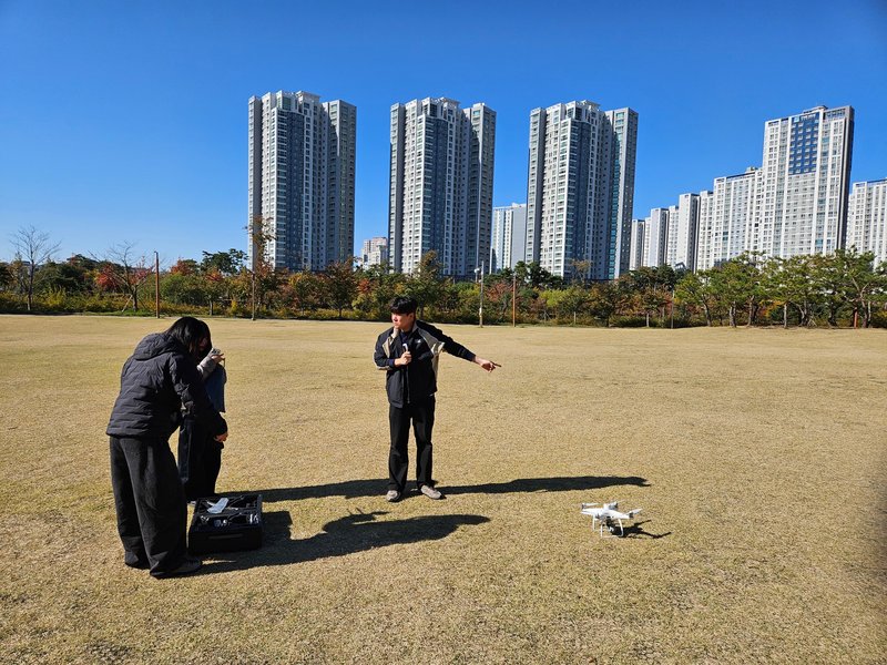 청라호수공원에서 열린 드론 촬영기법 경진대회에서 공무원들이 드론을 운용하고 있다. 인천시 제공