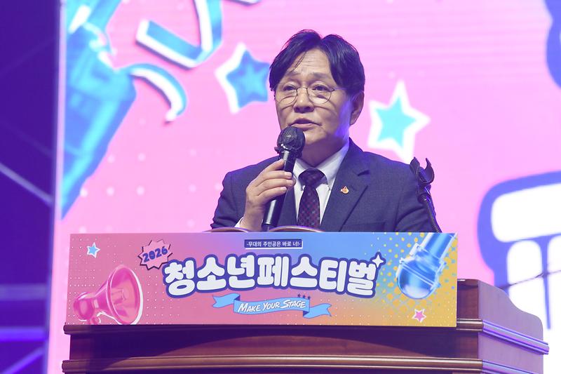 강화문예회관 무대에서 청소년 참가팀이 공연하고 있다.