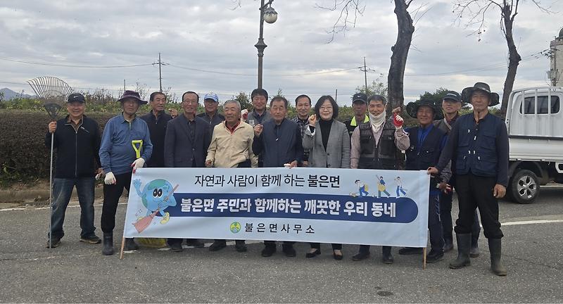 강화군 불은면 농촌지도자회 회원들이 광성보 나들길 인도 구간에서 제초 작업을 하고 있다.