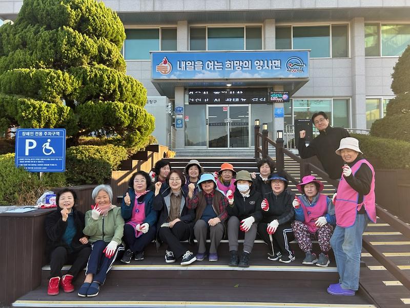양사면 생활개선회 회원들이 면사무소 주변 화단에 국화와 겨울 팬지 등 가을꽃을 심고 있다.