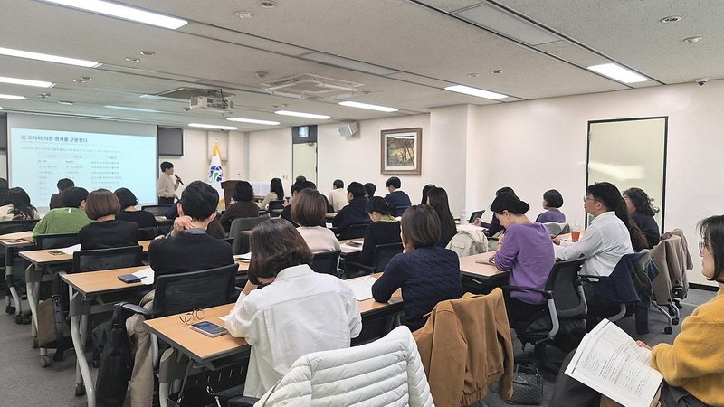 부평구 구청 상황실에서 직원들이 공공언어 바르게 쓰기 및 효과적인 언론 홍보 교육을 듣고 있다.