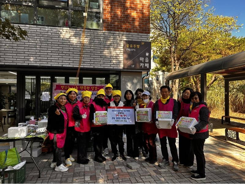 동춘1동과 인천송윤봉사단 연수지회 관계자들이 경로당을 찾아 어르신들에게 호떡을 전달하고 있다.