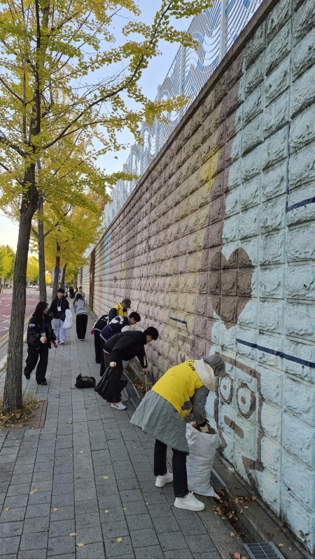 연수3동 주민자치회 위원과 가천대 봉사동아리 학생들이 마을 환경정비 활동을 하고 있다.