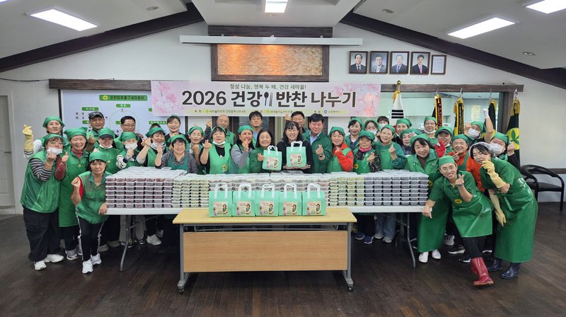 미추홀구 새마을부녀회원들이 새마을회관에서 밑반찬을 만들어 취약계층에 전달할 준비를 하고 있다. 미추홀구 제공